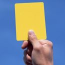 Футбольный судья споткнулся об игрока и дал ему желтую карточку