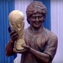 В Сети высмеяли статую Марадоны в Индии за неправдоподобность
